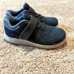 Nike 8c boys tennis shoes